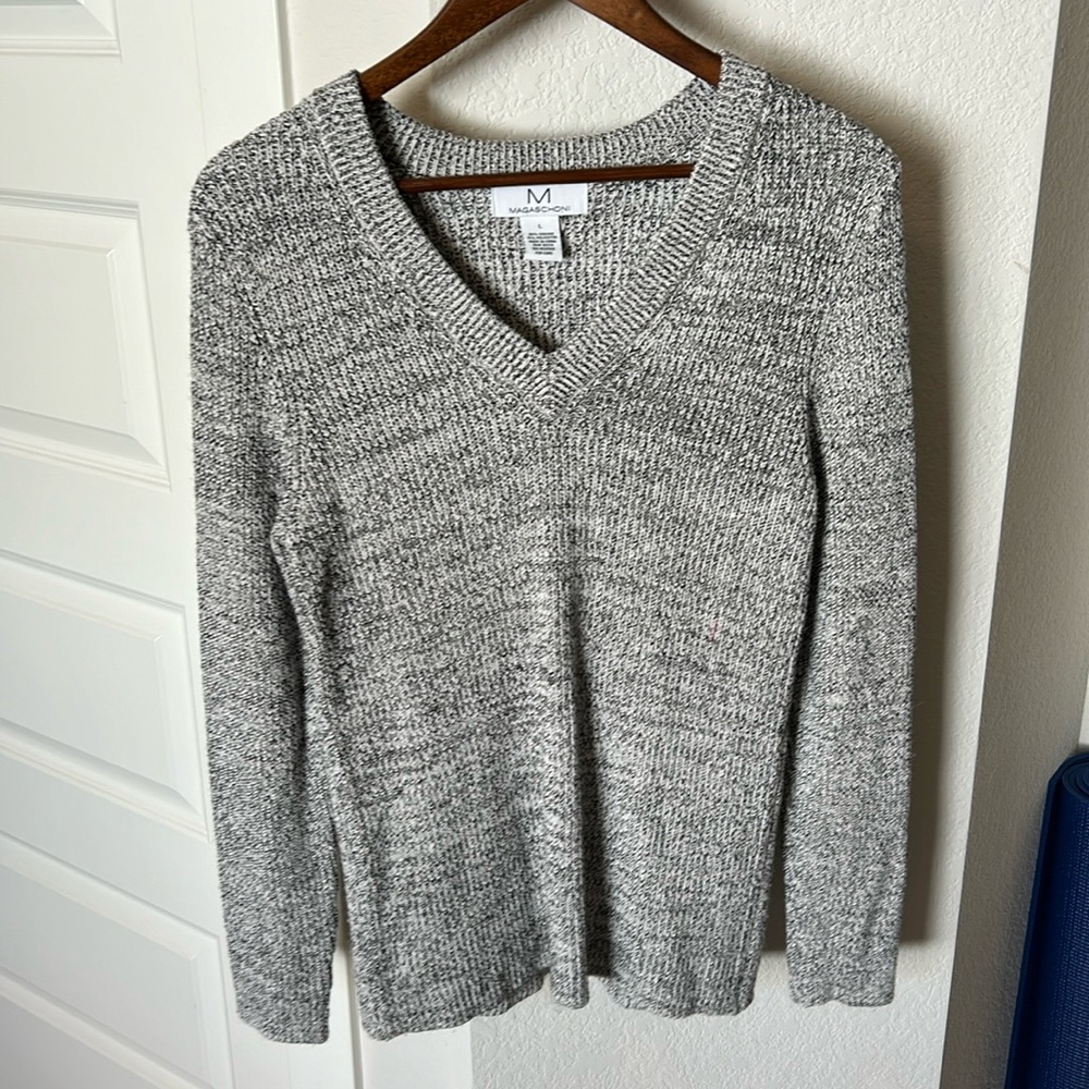 Ladies Magaschoni V neck sweater size L NWOT